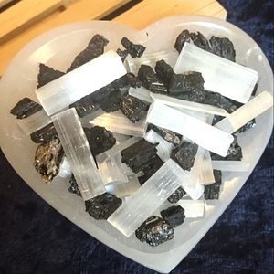 🖤✨BRAZiLiAN BLack TourmaLine 🤍 and SELENiTE CrystaL chips 🖤 Heart BowL